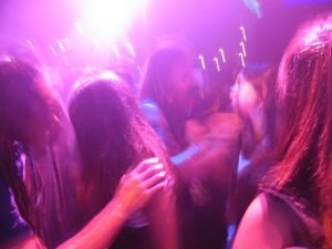 Gente bailando en una discoteca