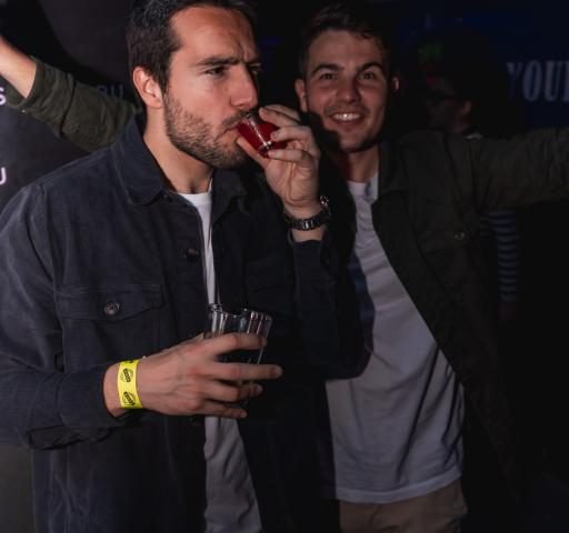  Outfits de verano noche para hombre: lo que realmente funciona si sales en Madrid