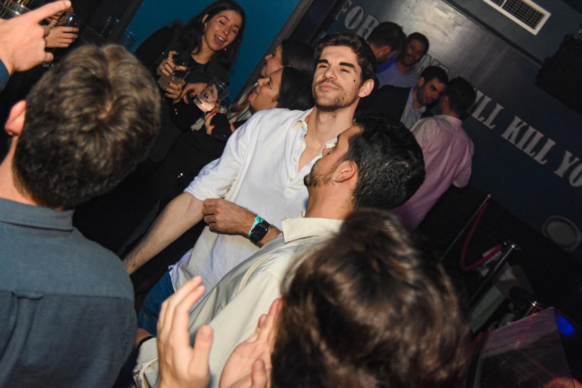 Gente bailando en fiesta de empresa en Ego Club