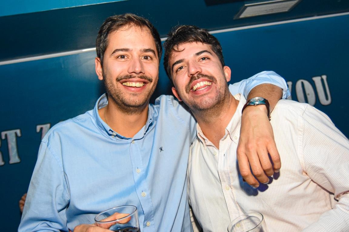 Dos chicos sonrientes en Ego Club
